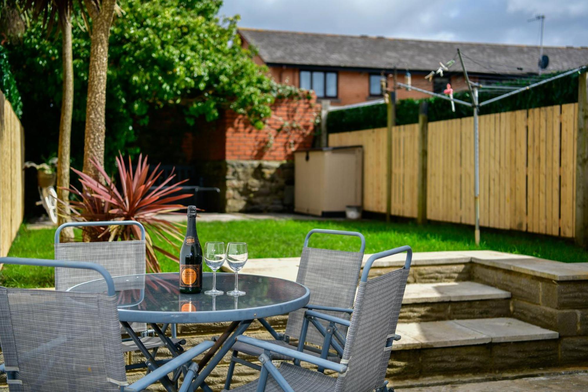 Free Parking - Heart Of The City - Superb Townhouse & Garden - Peaceful Area But Only 5Min Walk To Beach, Shops, Bars, Arena, Marina, Parks Swansea Exterior foto