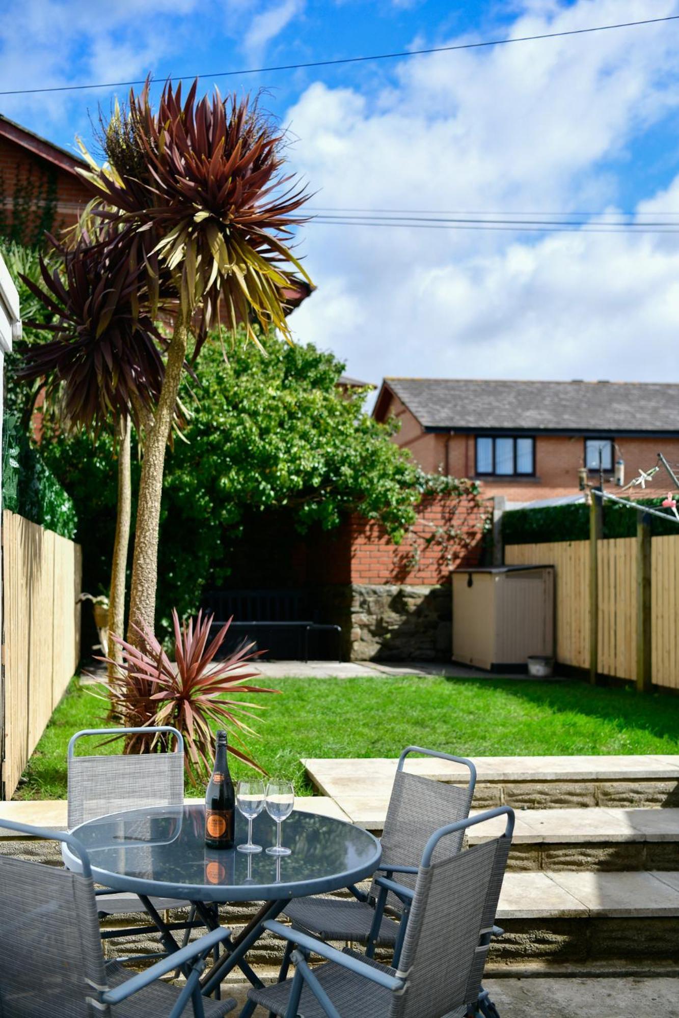 Free Parking - Heart Of The City - Superb Townhouse & Garden - Peaceful Area But Only 5Min Walk To Beach, Shops, Bars, Arena, Marina, Parks Swansea Exterior foto